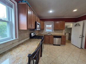 289 Burgess Pl in Clifton, NJ - Building Photo - Building Photo