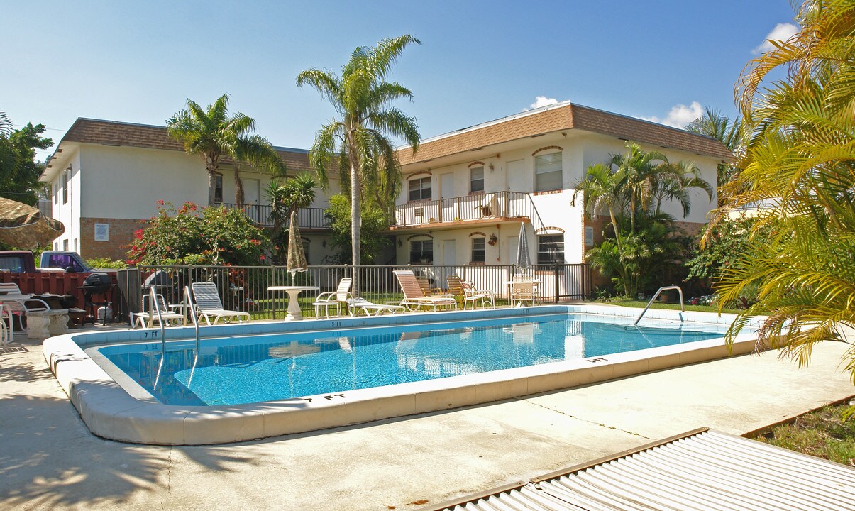Oversize Unit with Full Kitchen, Bathroom in Pompano Beach, FL - Building Photo