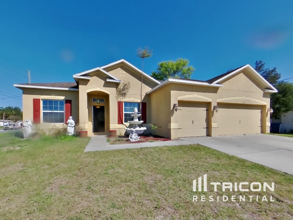 5406 Bayonne Ave in Spring Hill, FL - Building Photo