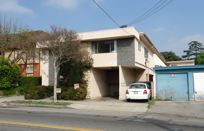 7416 Hazeltine Ave in Van Nuys, CA - Building Photo - Building Photo