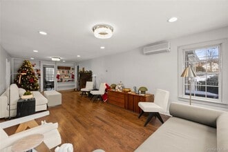 232 N Country Rd in Mount Sinai, NY - Foto de edificio - Building Photo