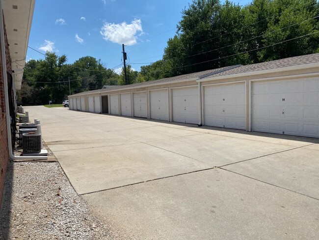 Beverly Hills Apartments in Omaha, NE - Building Photo - Building Photo