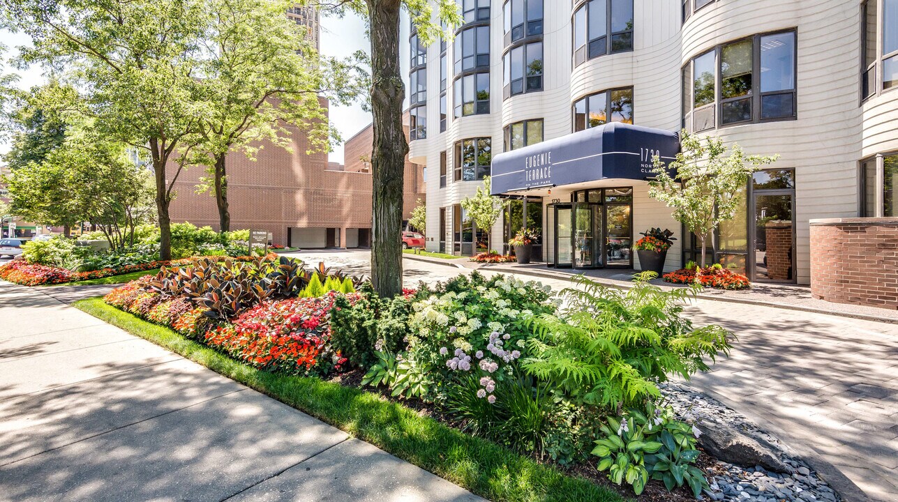 1730 N Clark St in Chicago, IL - Building Photo
