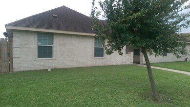 825 W Bronze Dr, Unit 1 in Pharr, TX - Foto de edificio - Building Photo