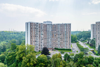 10 Edgecliff Golfway in Toronto, ON - Building Photo - Building Photo