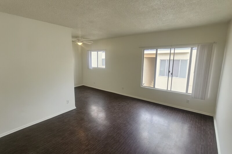 866 W 126th St in Los Angeles, CA - Building Photo