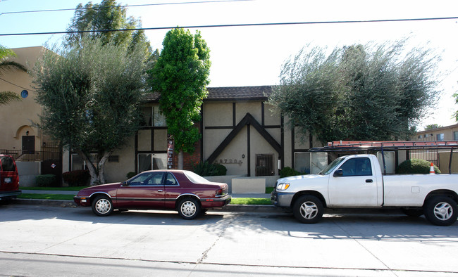 8720 Burnet Ave in North Hills, CA - Foto de edificio - Building Photo