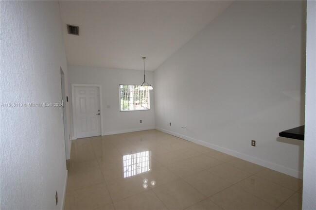 7015 NW 173rd Dr in Hialeah, FL - Foto de edificio - Building Photo