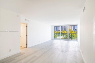 100 Bayview Dr in Sunny Isles Beach, FL - Building Photo - Building Photo