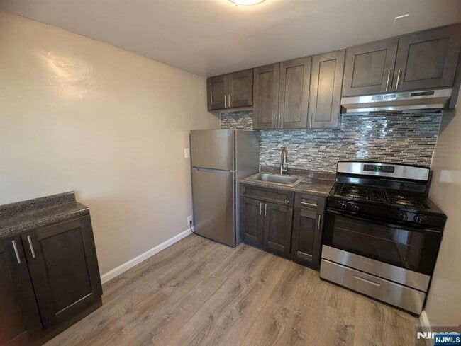 715 Cedar Ln in Teaneck, NJ - Foto de edificio - Building Photo