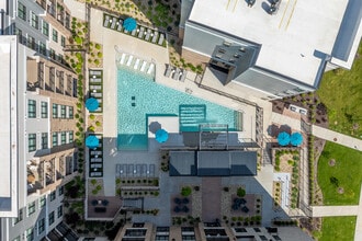 Neo Vantage Point in St. Louis, MO - Foto de edificio - Building Photo