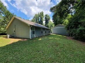 8040 GA-54 in Sharpsburg, GA - Building Photo - Building Photo