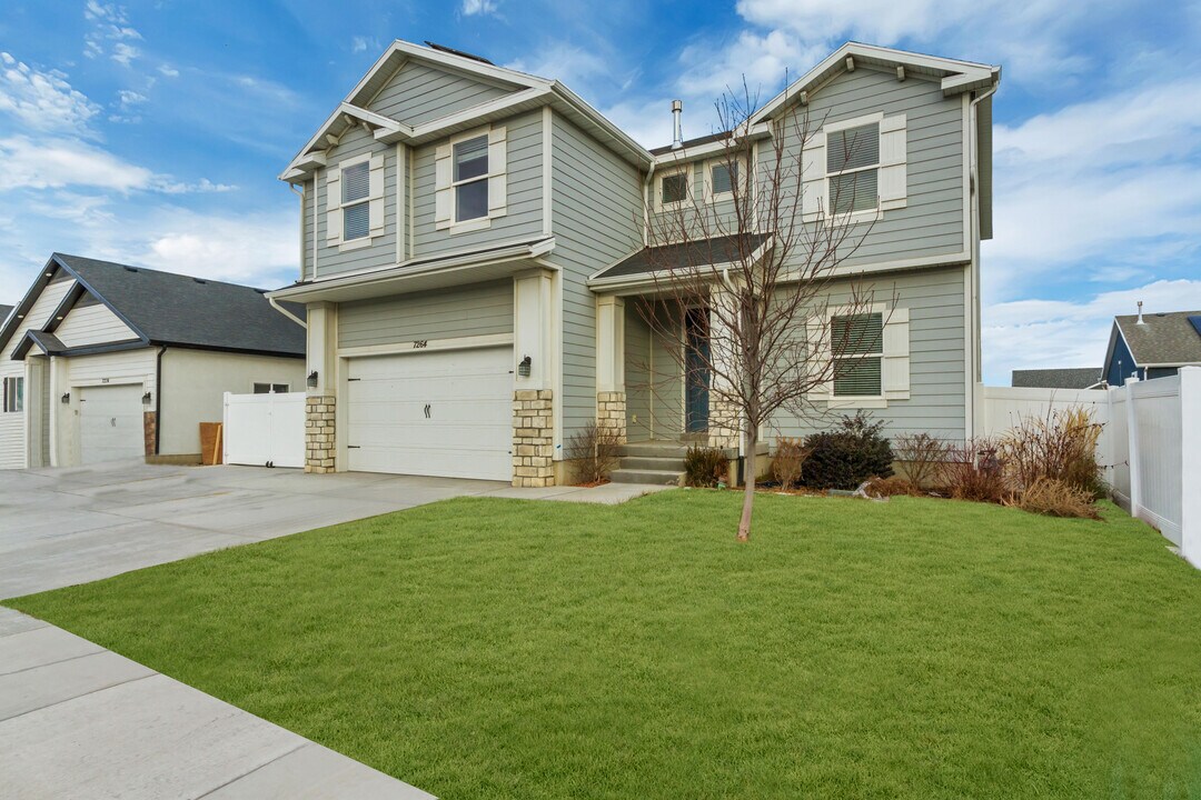 7264 Silver Crk Wy in Eagle Mountain, UT - Building Photo