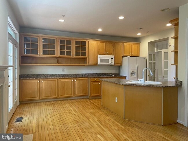 6130 Stonehenge Pl in North Bethesda, MD - Building Photo - Building Photo