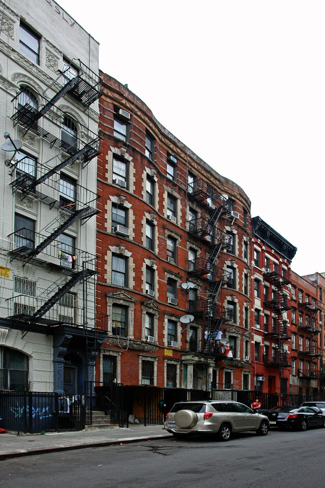 233-235 Henry St in New York, NY - Building Photo - Building Photo