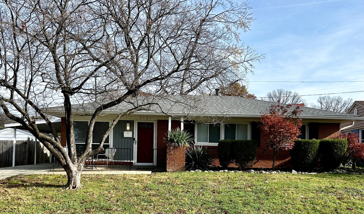 2521 Wyckford Way in Louisville, KY - Building Photo