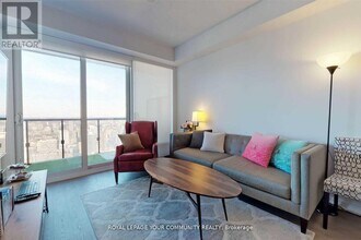 488 University Ave in Toronto, ON - Building Photo - Building Photo