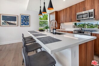 855 1/2 Hyperion Ave in Los Angeles, CA - Foto de edificio - Building Photo
