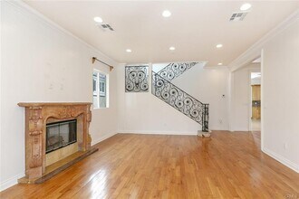 918 E Valencia Ave in Burbank, CA - Building Photo - Building Photo