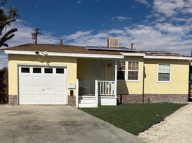 305 W Ave J 10 in Lancaster, CA - Building Photo