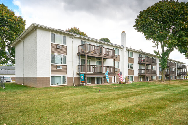 Wedgewood West in Rochester, NY - Building Photo - Building Photo