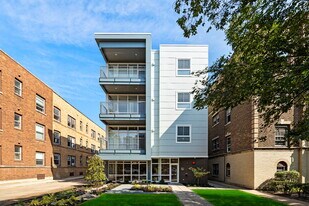 2211 Maple Ave, Unit 203 in Evanston, IL - Building Photo