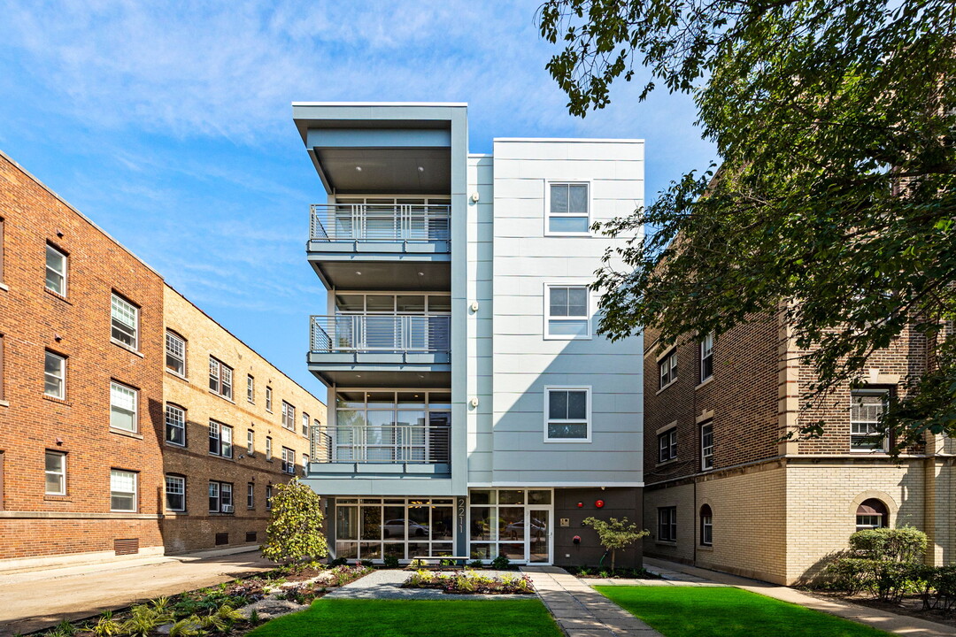 2211 Maple Ave, Unit 202 in Evanston, IL - Building Photo