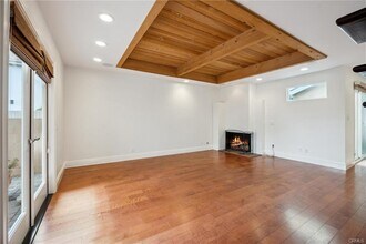 215 Walnut St in Newport Beach, CA - Building Photo - Building Photo