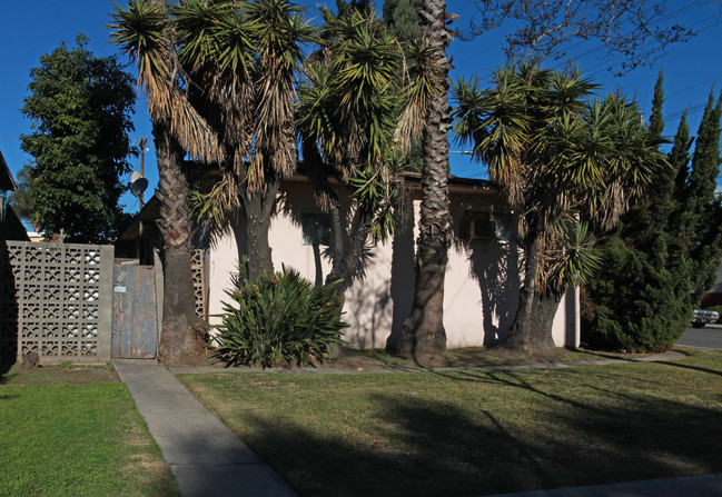 317-323 S Lake St in Burbank, CA - Building Photo - Building Photo