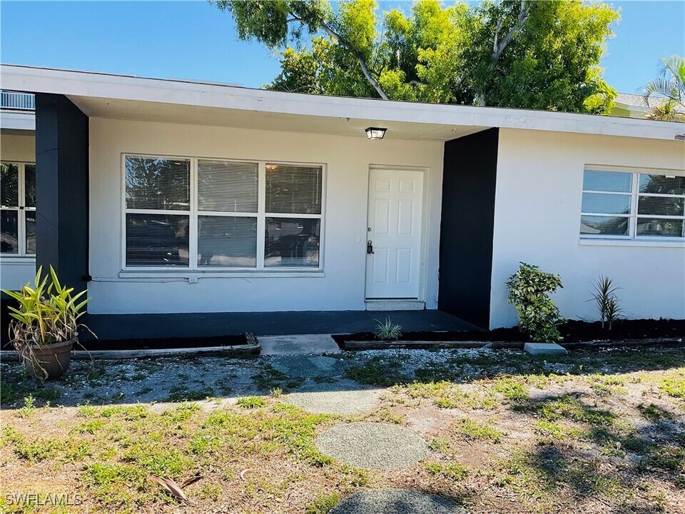 4919 York St in Cape Coral, FL - Building Photo