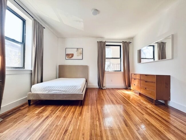 Furnished room/NOT APARTMENT, Unit 2B in Brooklyn, NY - Foto de edificio - Building Photo