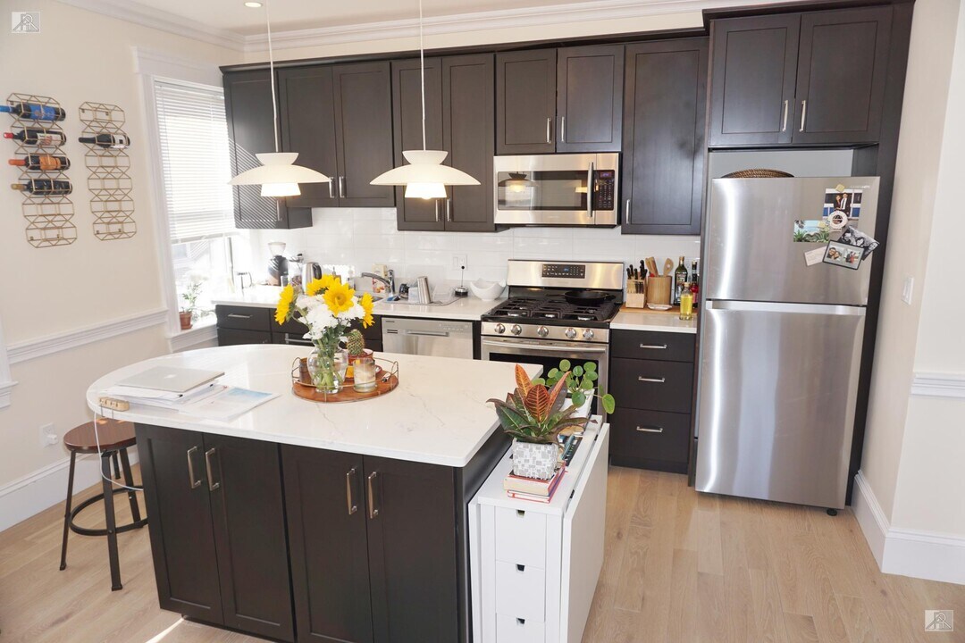 1334 Commonwealth Avenue, Unit 10 in Boston, MA - Foto de edificio