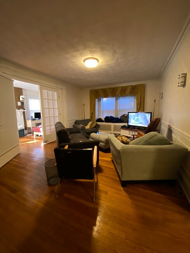 200 Commonwealth Ave, Unit 1 in Chestnut Hill, MA - Foto de edificio - Building Photo