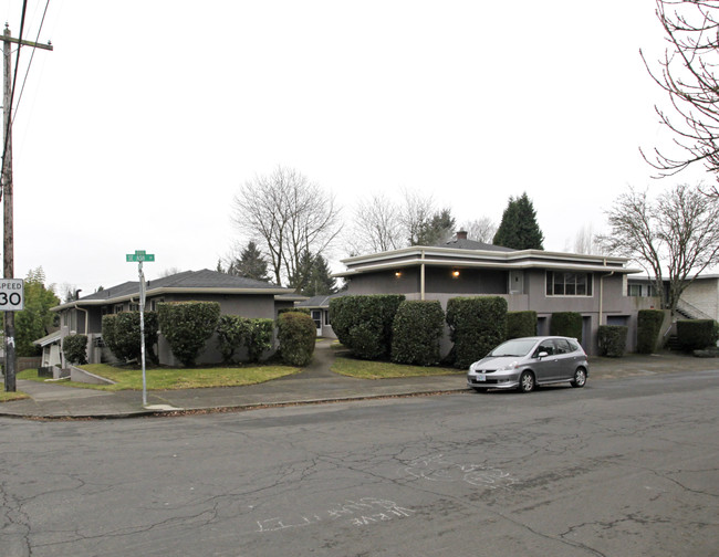 1926-1932 SE Ash St in Portland, OR - Foto de edificio - Building Photo