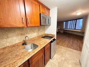 1700 Ala Moana Blvd in Honolulu, HI - Building Photo - Building Photo