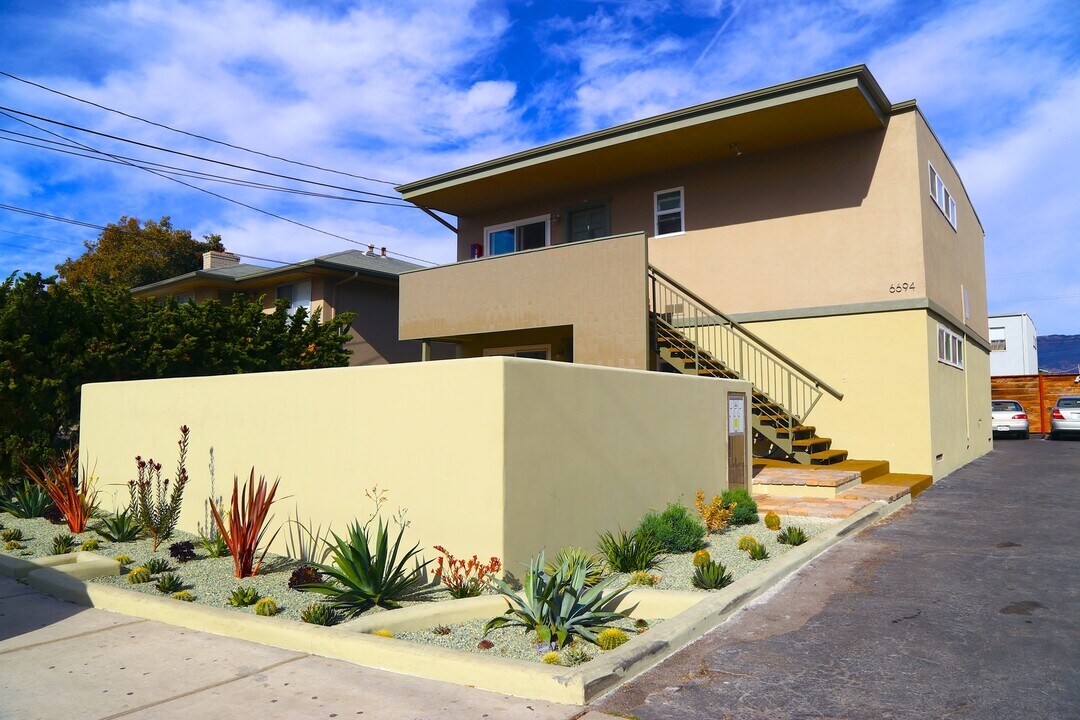 6694 Del Playa Dr in Isla Vista, CA - Building Photo