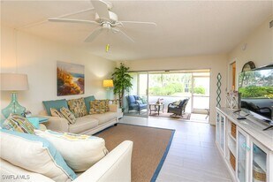 401 Charlemagne Blvd in Naples, FL - Building Photo