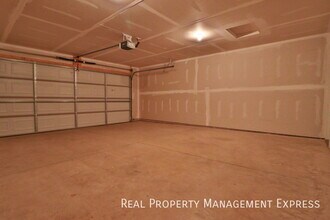 1009 Legendary Dr., Unit C in Harrisburg, SD - Building Photo - Building Photo