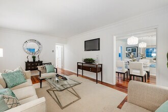 342 N Oakhurst Dr in Beverly Hills, CA - Foto de edificio - Interior Photo