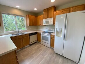 606 W Sheridan St in Newberg, OR - Building Photo - Building Photo