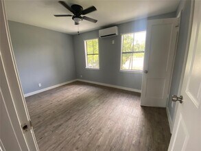 204 E Houston St, Unit C in Highlands, TX - Building Photo - Building Photo