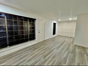 2201 Fountain View Dr, Unit #F in Houston, TX - Building Photo - Building Photo