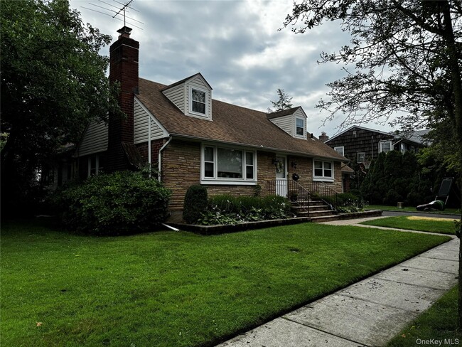 6 Highland Terrace in Manhasset, NY - Building Photo - Building Photo