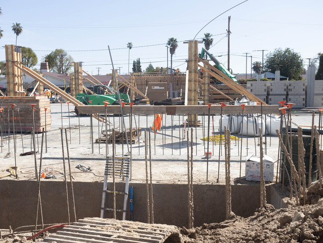 Bell Creek Apartments in Canoga Park, CA - Building Photo - Building Photo