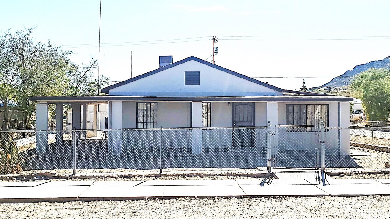 741 W Palo Verde Ave in Ajo, AZ - Foto de edificio