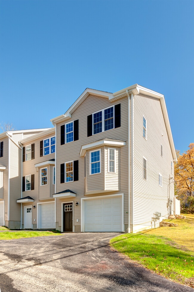 74 Upland Street, Unit D in Worcester, MA - Foto de edificio - Building Photo