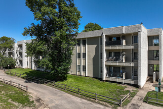 Eagan Gardens in Eagan, MN - Foto de edificio - Building Photo