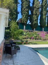 8387 Shoup Ave in Canoga Park, CA - Foto de edificio - Building Photo