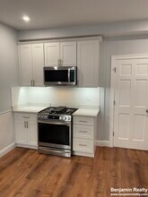 3 Alton Pl, Unit 2 in Brookline, MA - Foto de edificio - Building Photo