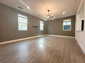 2205 Salice Wy in Brentwood, CA - Foto de edificio - Building Photo